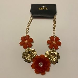 brand new never been worn statement necklace